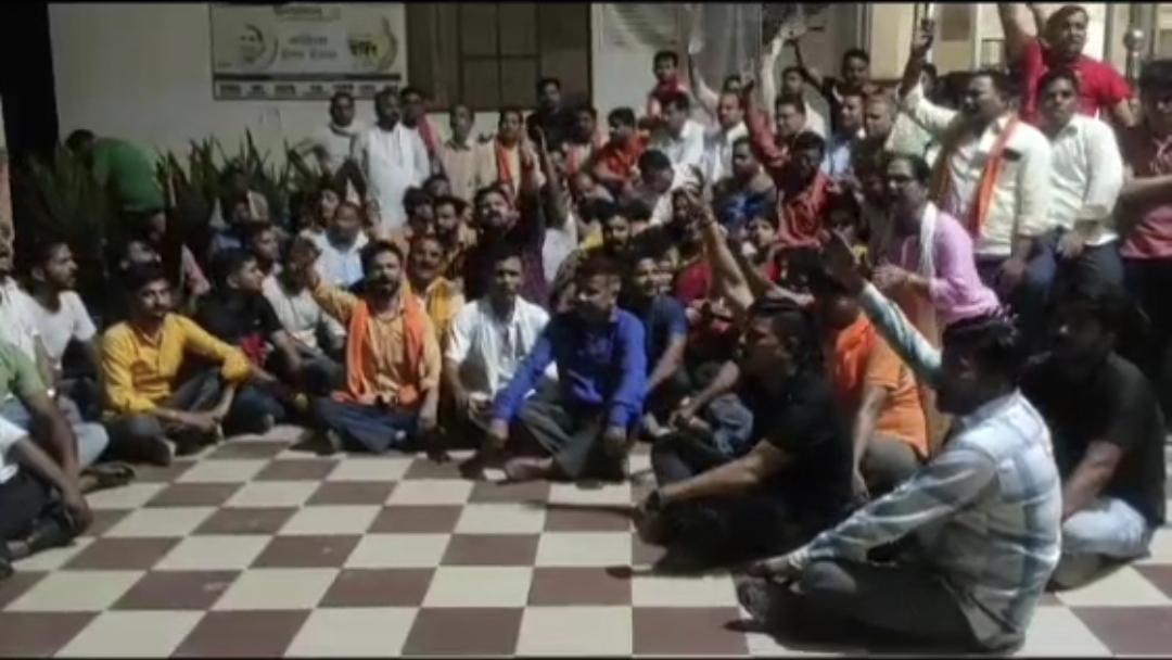 Kanpur: भाजयुमो कार्यकर्ताओं ने थाने में किया जबरदस्त प्रदर्शन,प्रभारी निरीक्षक के विरुद्ध कार्रवाई की मांग