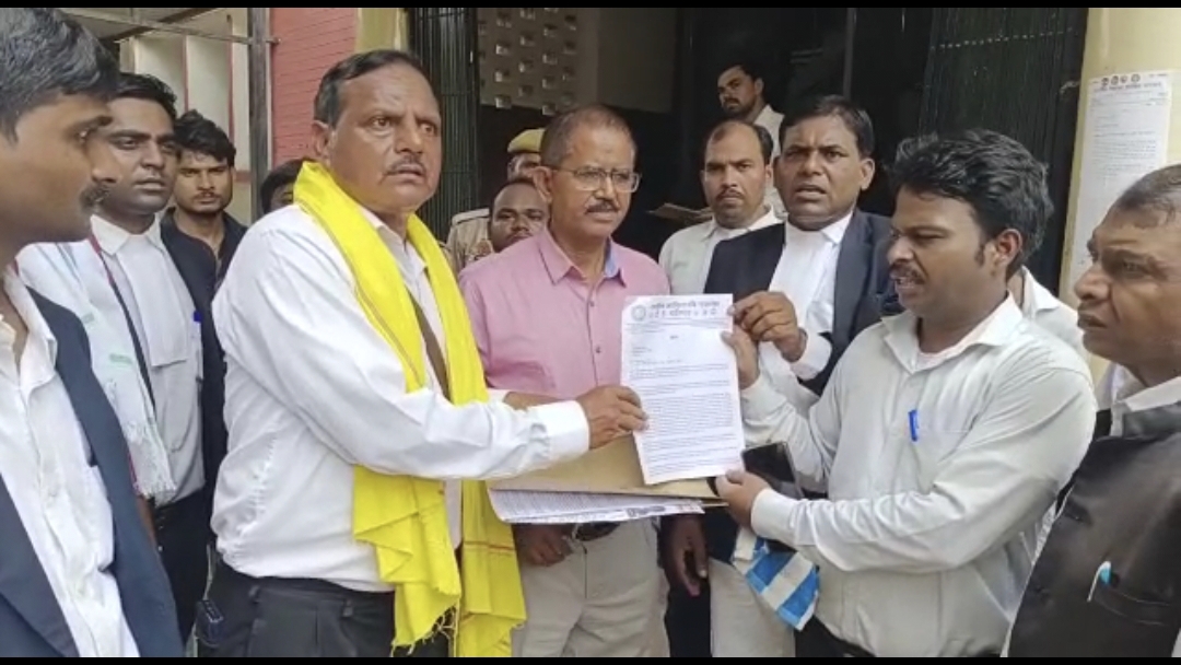 Kanpur: मणिपुर हिंसा:राष्ट्रीय आदिवासी एकता परिषद ने जिलाधिकारी कार्यालय के बाहर किया प्रदर्शन,सौंपा ज्ञापन