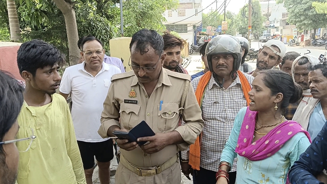Kanpur: दिनदहाड़े महिला का फोन छीन कर भाग रहे लुटेरे को पब्लिक ने दौड़ाकर पकड़ा
