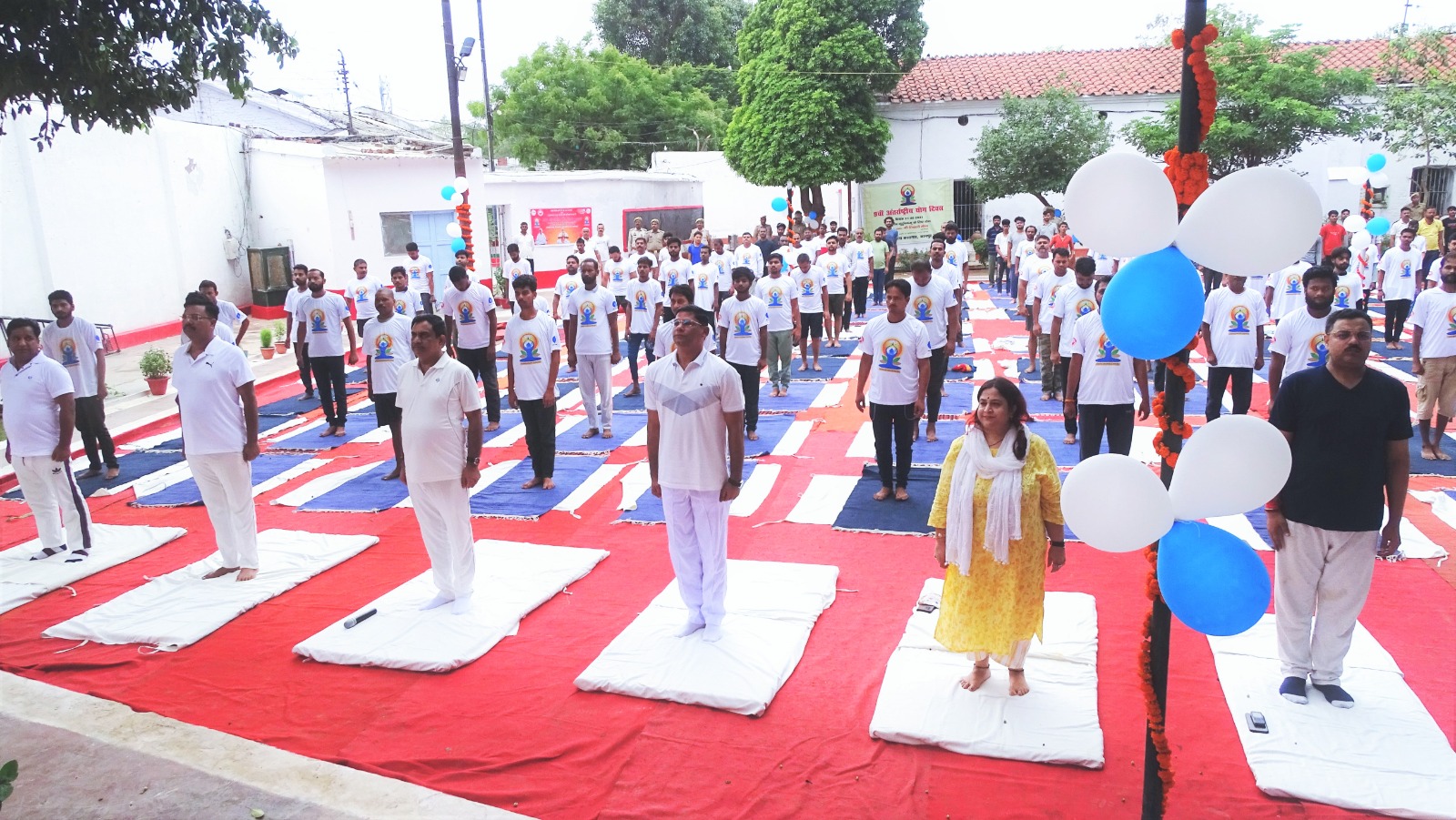 कानपुर:अंतर्राष्ट्रीय योग दिवस के अवसर पर जिला कारागार में मनाया गया योग उत्सव,अधिकारियों और समाजसेवियों संग बंदियों ने किया योगा