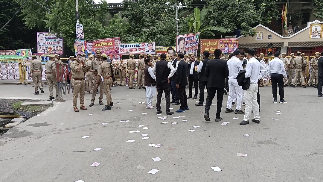 Kanpur: कानपुर बार एसोसिएशन के वार्षिक चुनाव का कई अधिवक्ताओं ने किया बहिष्कार,बिना मतदान किए लौटे वापस